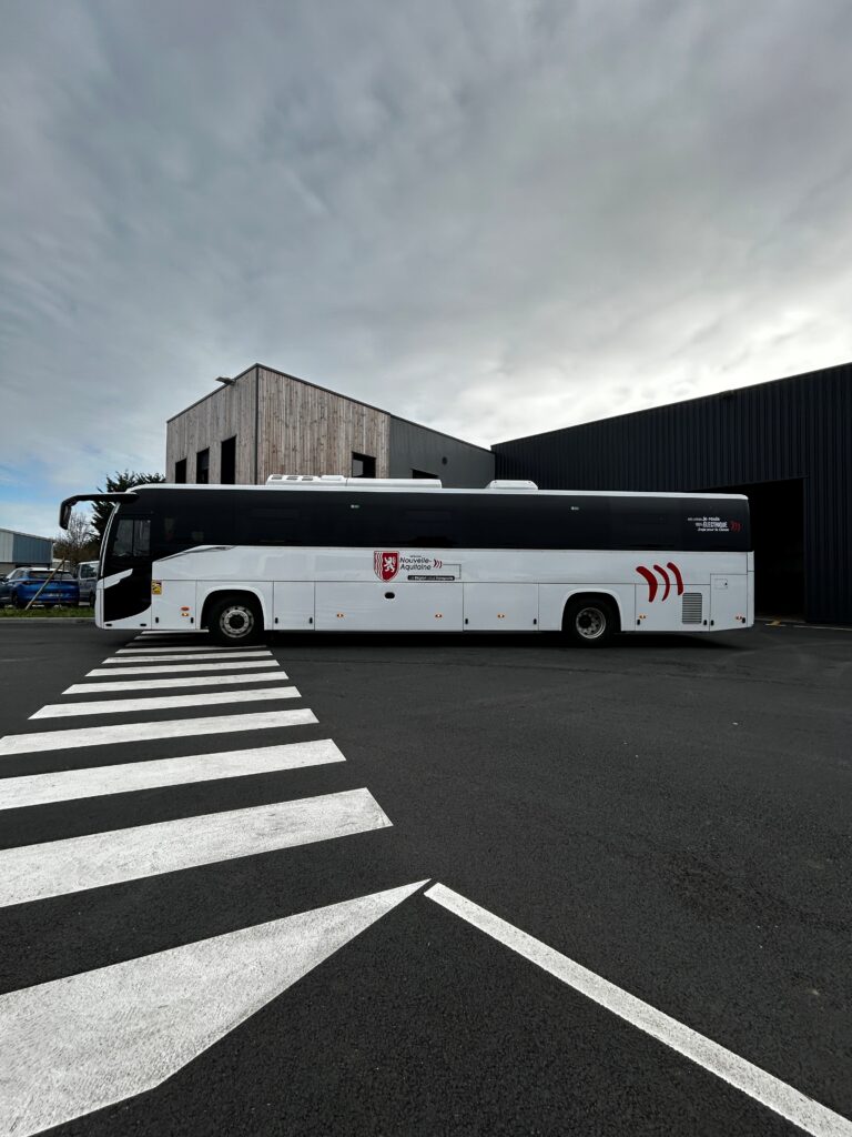 Premier trajet du nouveau car 100% électrique des Rapides du Poitou assurant le transport scolaire sur le secteur de Vivonne dans la Vienne.