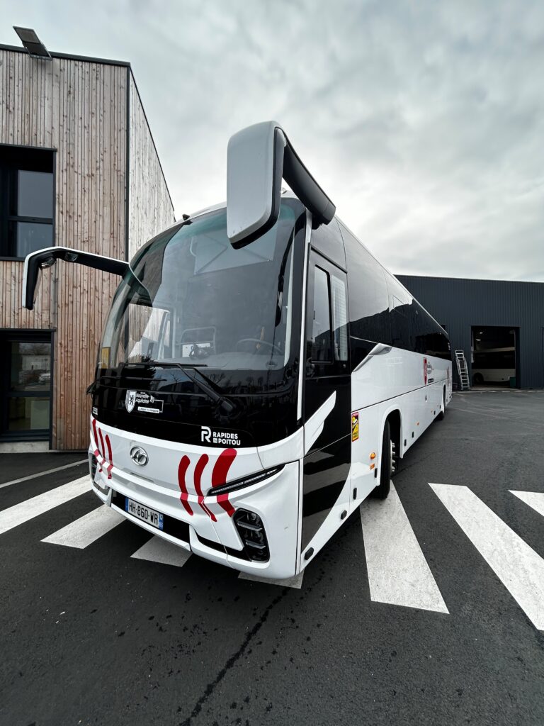 Nouveau cars 100 % électriques de 63 places pour le transport scolaire à Vivonne.