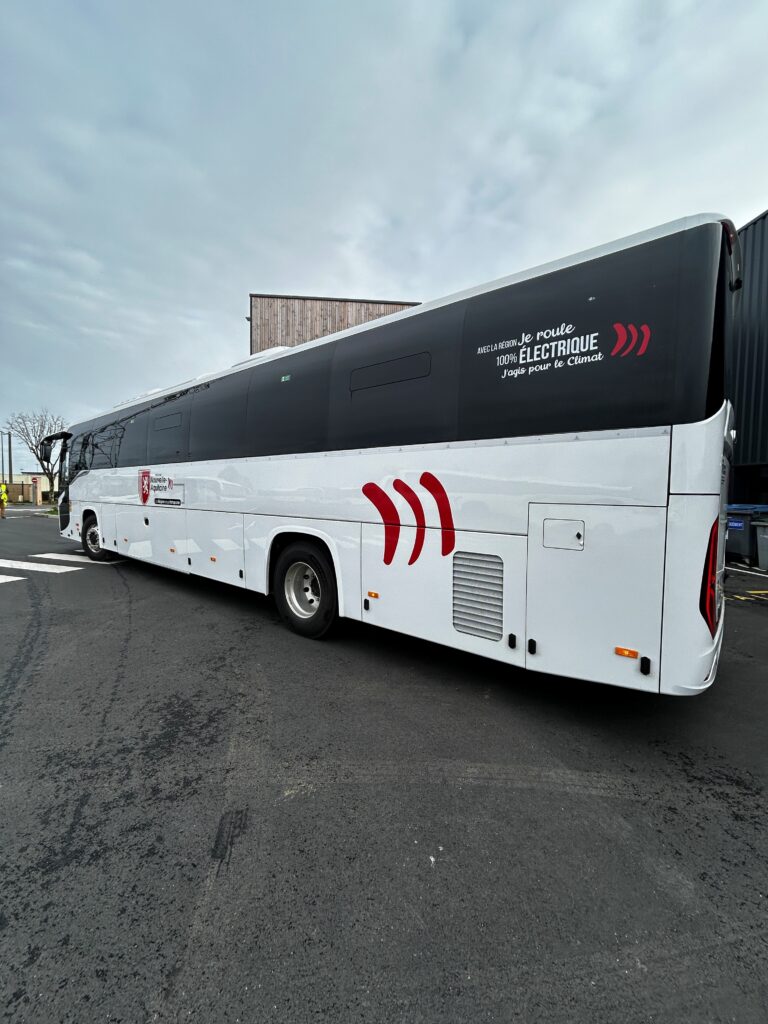 Un des deux nouveaux cars 100 % électriques des Rapides du Poitou circulant dans la Vienne