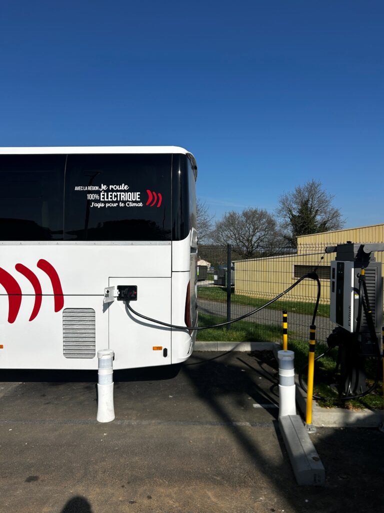 Recharge d'un car électrique 100% propre des Rapides du Poitou.
